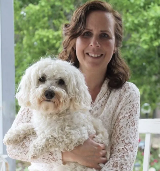 Anneli Gräns, homeopat på Calendula Homeopati, med sin hund